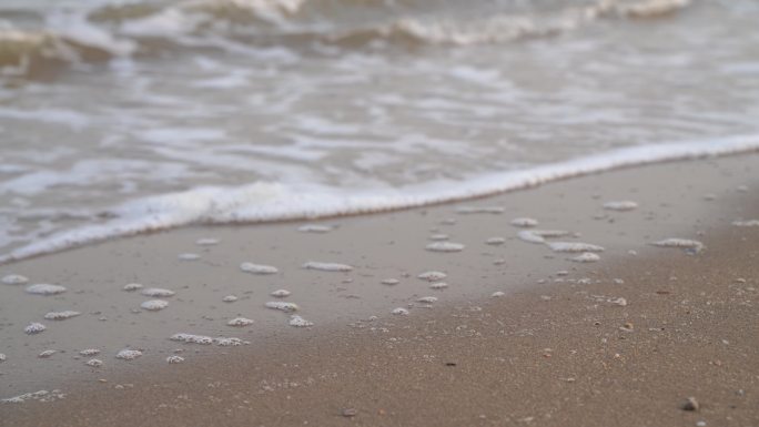 浪花特写海浪海水冲击沙滩浪花泡沫