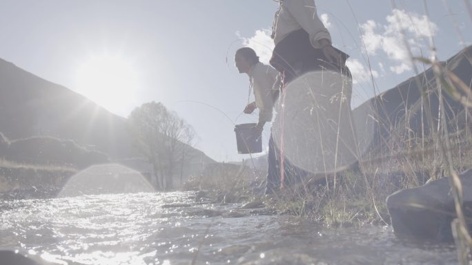 藏族姑娘 河边打水 纪录片