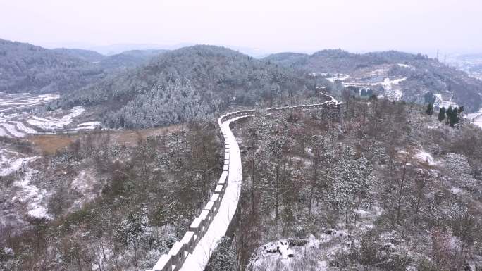 航拍湖南湘西南方长城雪景