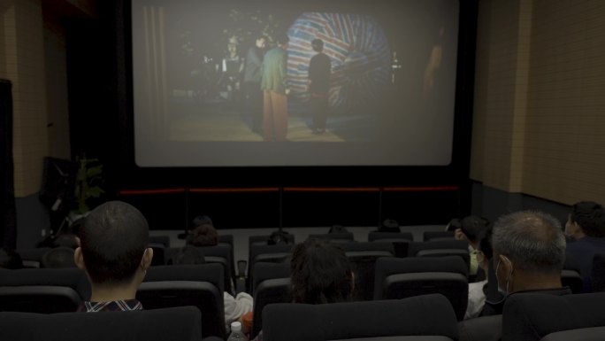 电影院 放映厅 青年志愿者帮助盲人看电影
