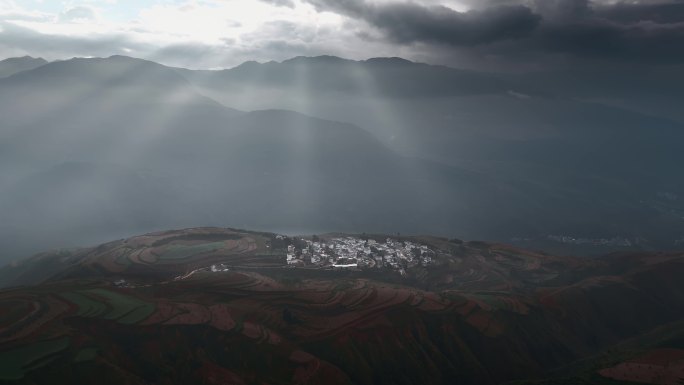 云南旅游风光东川红土地清晨村庄丁达尔光