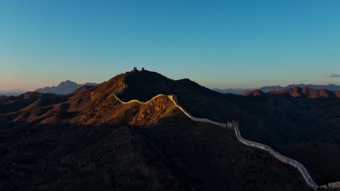 航拍夕阳暮光下的金山岭长城