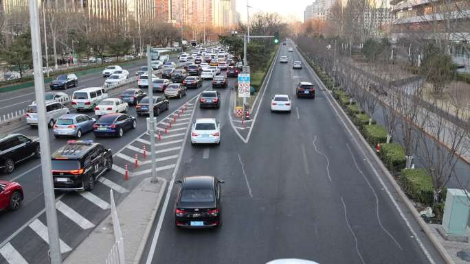 北京二环路晚高峰期堵车车辆行驶空镜