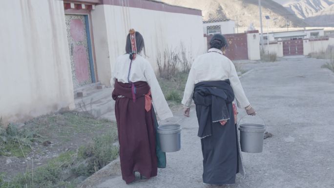 藏族藏民 河边刺绣 纪录片