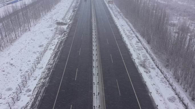 风雪中高速公路货运卡车