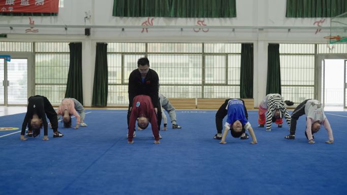 学校体育课小学生一定会武术