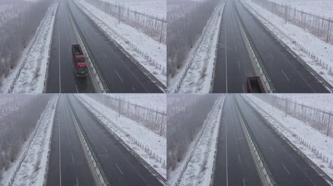 风雪中高速公路缓行货运卡车