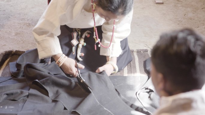 实拍藏族家庭 缝制衣服 剪裁缝纫