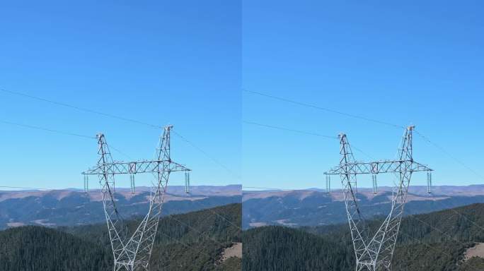 高原山区的高压电塔竖拍