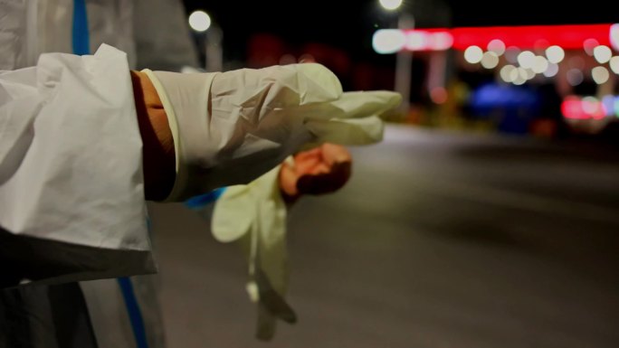 夜晚疫情防控人员戴手套