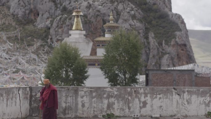 藏族 寺庙僧人 老人走过 纪录片