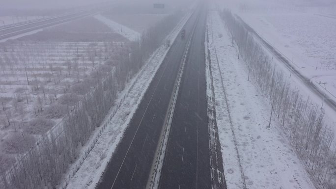 风雪中高速公路货运卡车