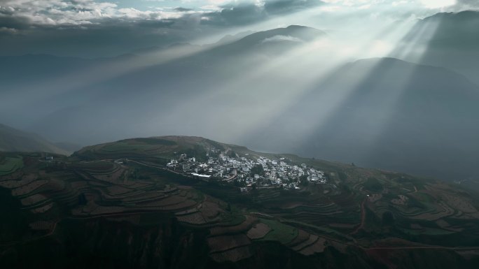 云南旅游风光宣传东川红土地日出丁达尔光