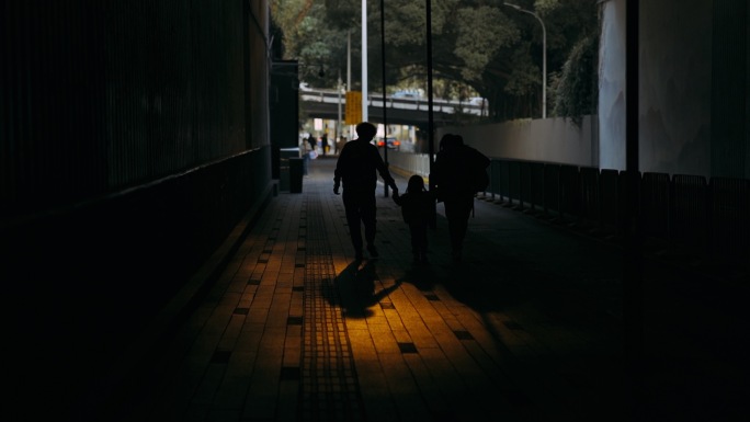 夕阳光线光影路人脚步