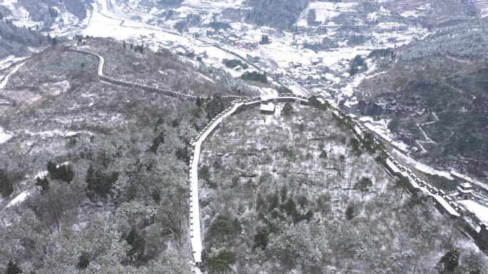 航拍湖南湘西南方长城雪景