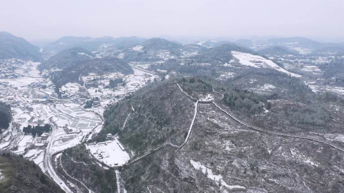 航拍湖南湘西南方长城雪景