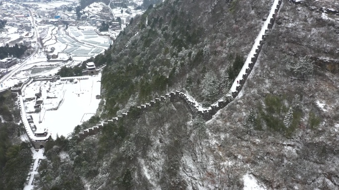 航拍湖南湘西南方长城雪景