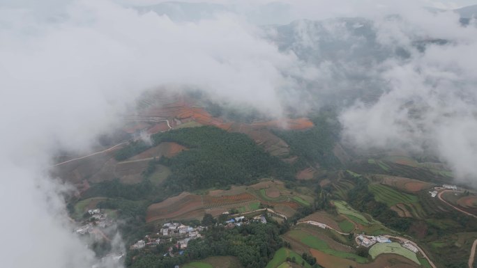 云南旅游风光宣传红土地透过云雾村庄田野