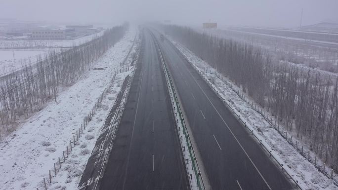 风雪中高速公路货运卡车