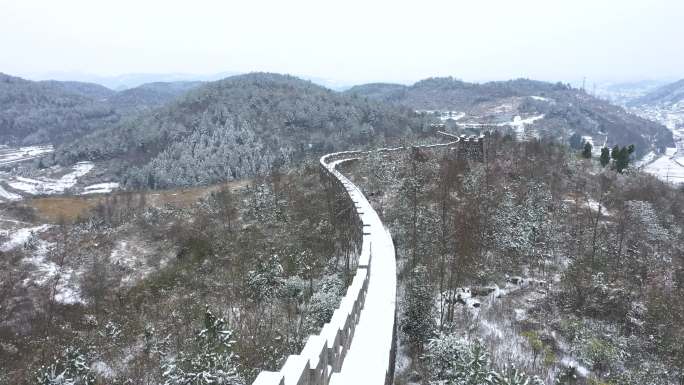 航拍湖南湘西南方长城雪景