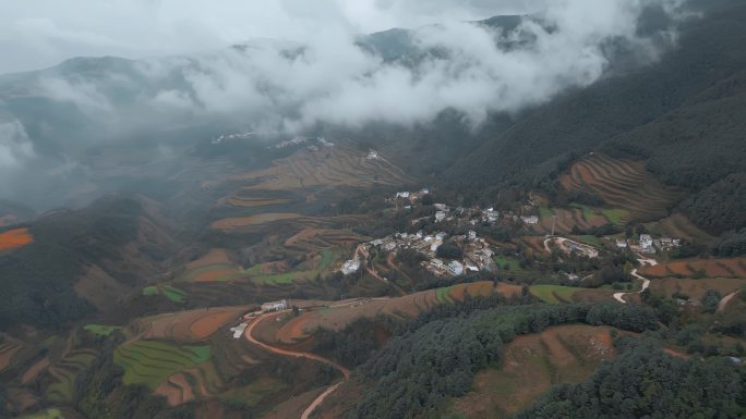 云南旅游风光宣传东川红土地云雾缭绕田野