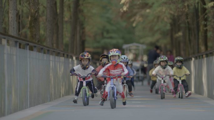 骑自行车戴头盔的孩子赛车【升格】