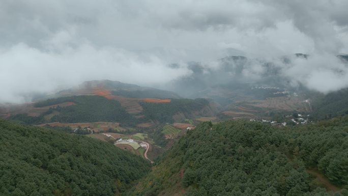 云南旅游风光宣传东川红土地云雾缭绕村庄