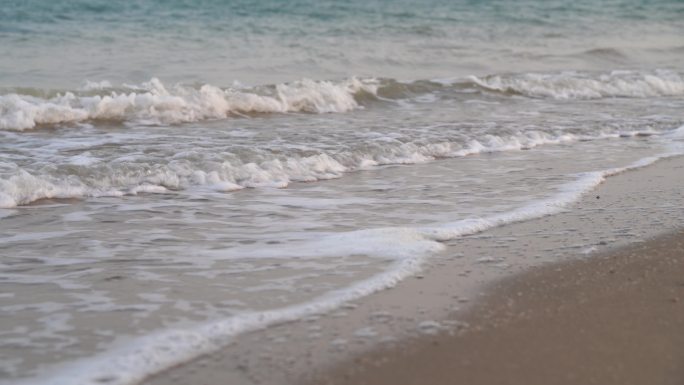 浪花特写海浪海水冲击沙滩浪花泡沫