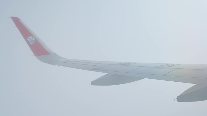 民航客机高空视角：穿越云海
