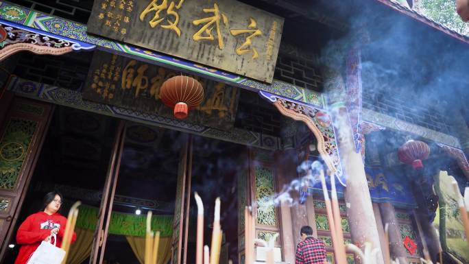 烧香焚香祭拜