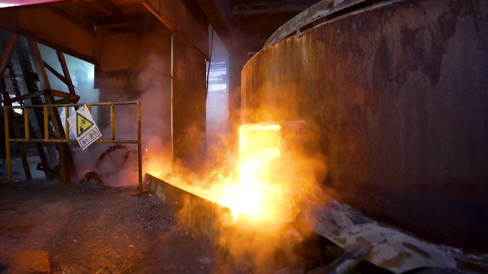 有色金属工厂工人融化冶炼熔炉熔浆3