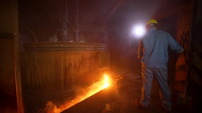 有色金属工厂工人融化冶炼熔炉熔浆10