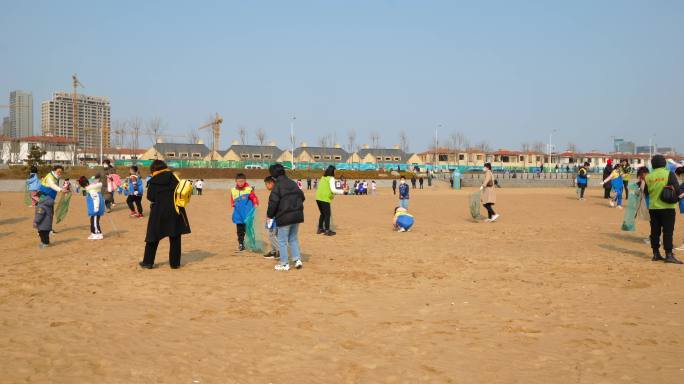 学雷锋活动月市民在海滩上捡垃圾