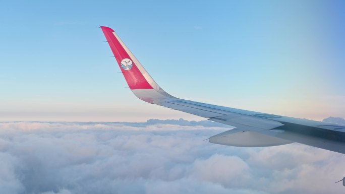 民航客机高空视角：穿越云海