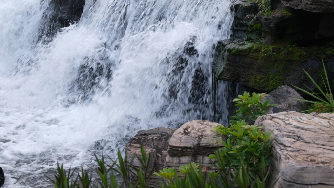 公园假山流水瀑布水景水滴水源春天青苔水花
