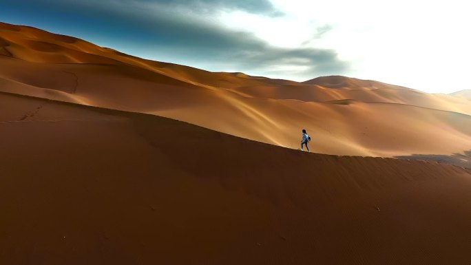 沙漠徒步的人