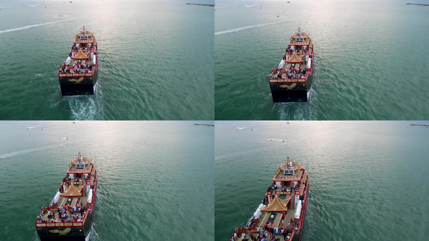 三亚海面上行驶的各种客轮与游艇