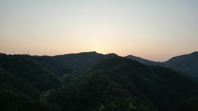 夕阳西下黄昏山脊线唯美舒适