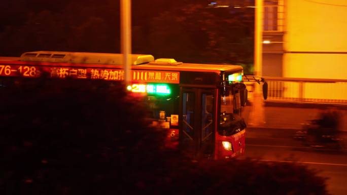 城市 夜晚 公共汽车