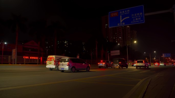 广州街头公交站夜景车流