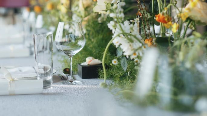鲜花宴会酒杯餐具