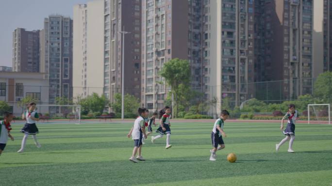 4K慢镜头·小学生踢足球【侵权必究】