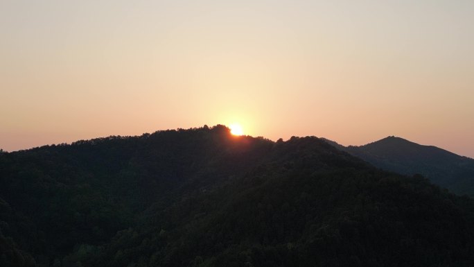 唯美黄昏日落夕阳山脊线