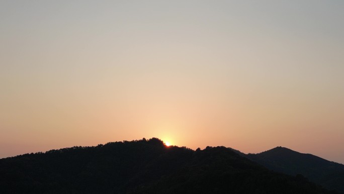 唯美黄昏日落夕阳山脊线