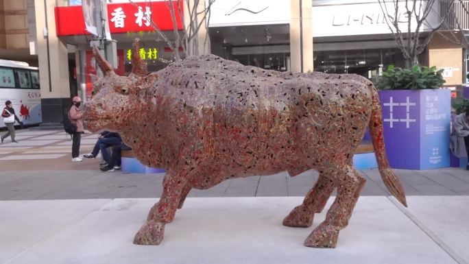 北京 王府井牛雕塑街道 行人 购物