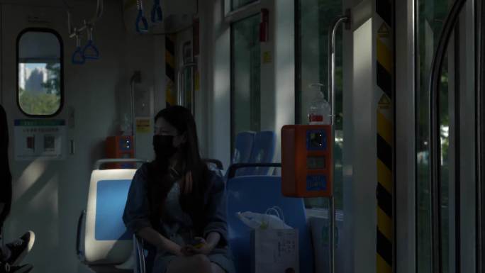 广州地铁观光有轨电车乘客黄昏光影