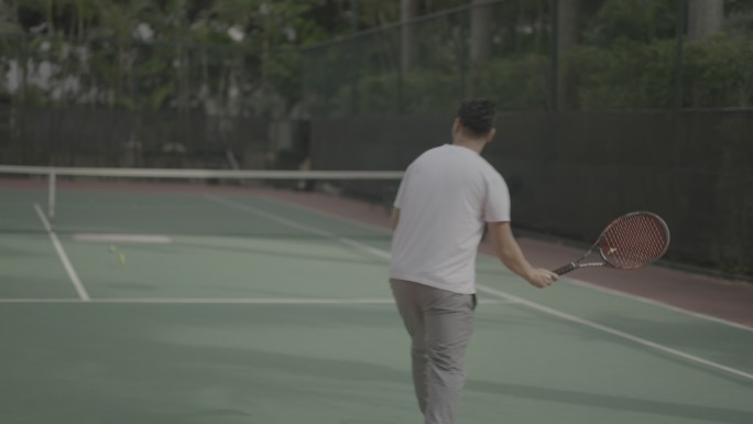 两名男生在打网球