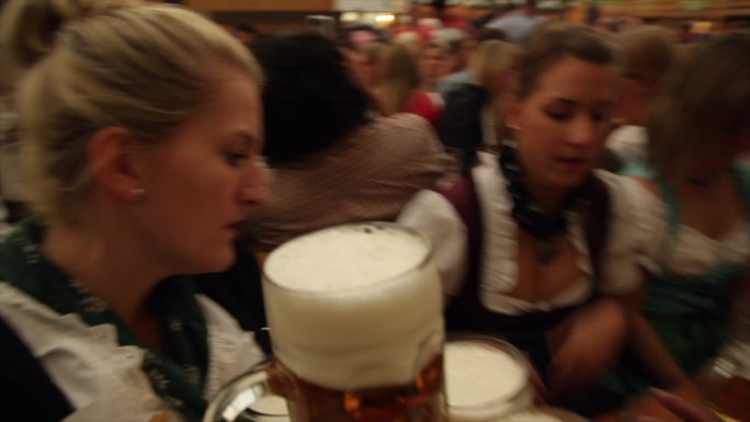 德国慕尼黑啤酒节 外国服务员端扎啤杯上酒