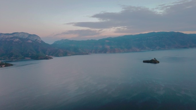云南泸沽湖清晨航拍