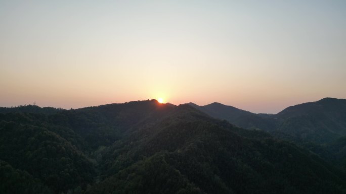 唯美黄昏日落夕阳山脊线